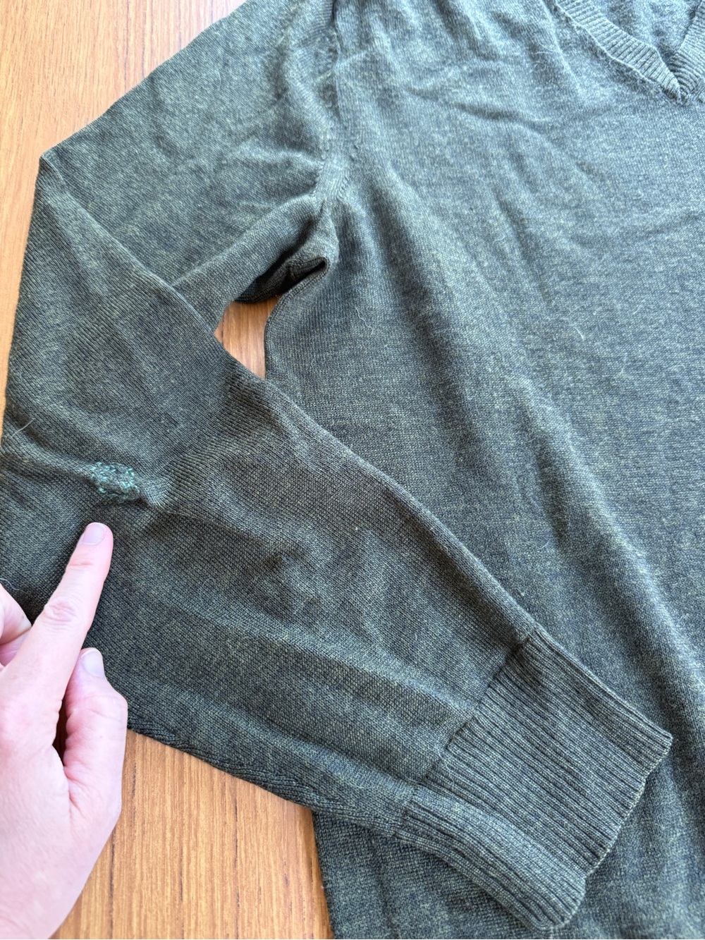 GAP Men’s Extra Fine Merino Wool V-Neck Sweater M Green - Picture 4 of 5